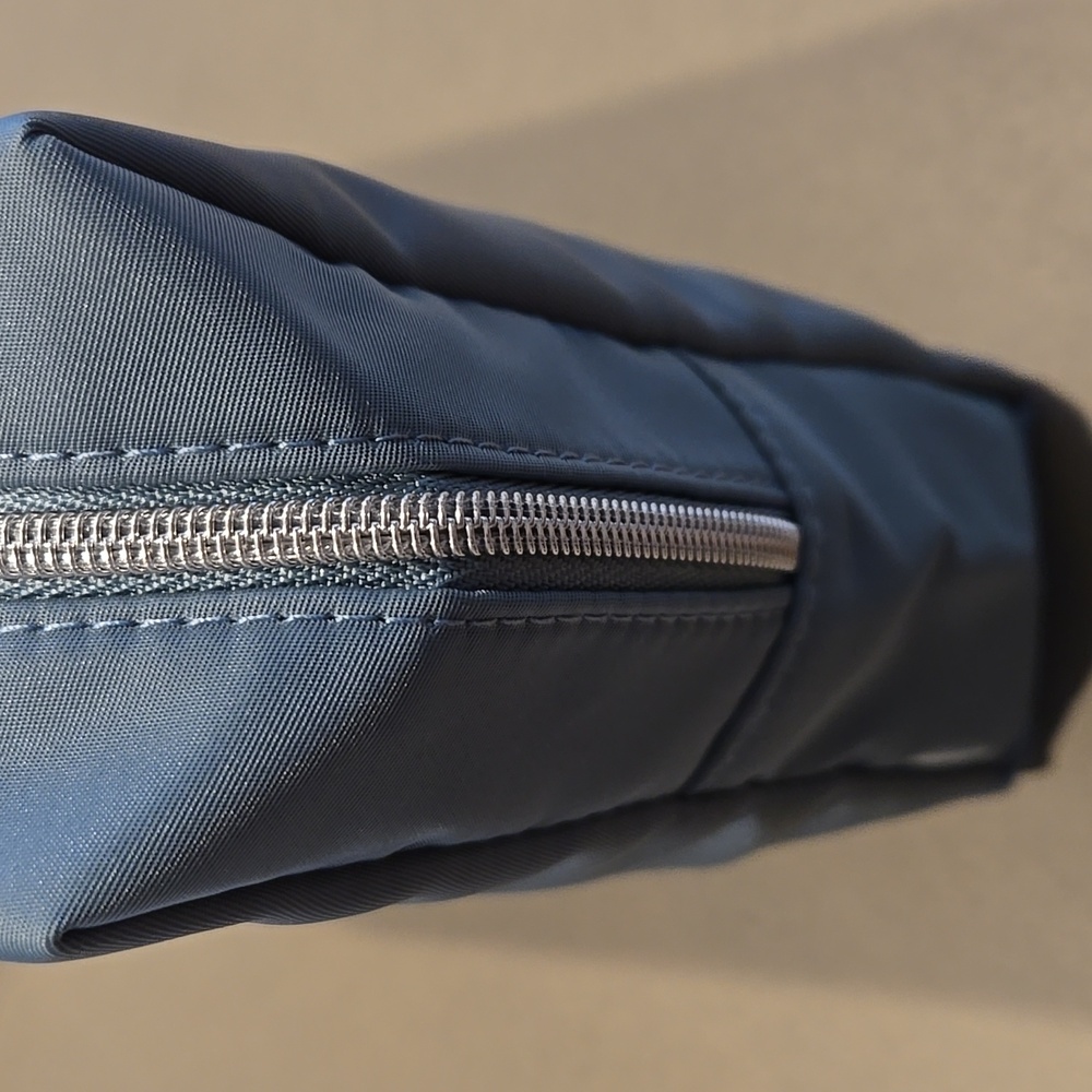 New never used GUCCI zipper pouch clutch bag in beautiful Blue Silver 8x6 1/2 in - Picture 7 of 9